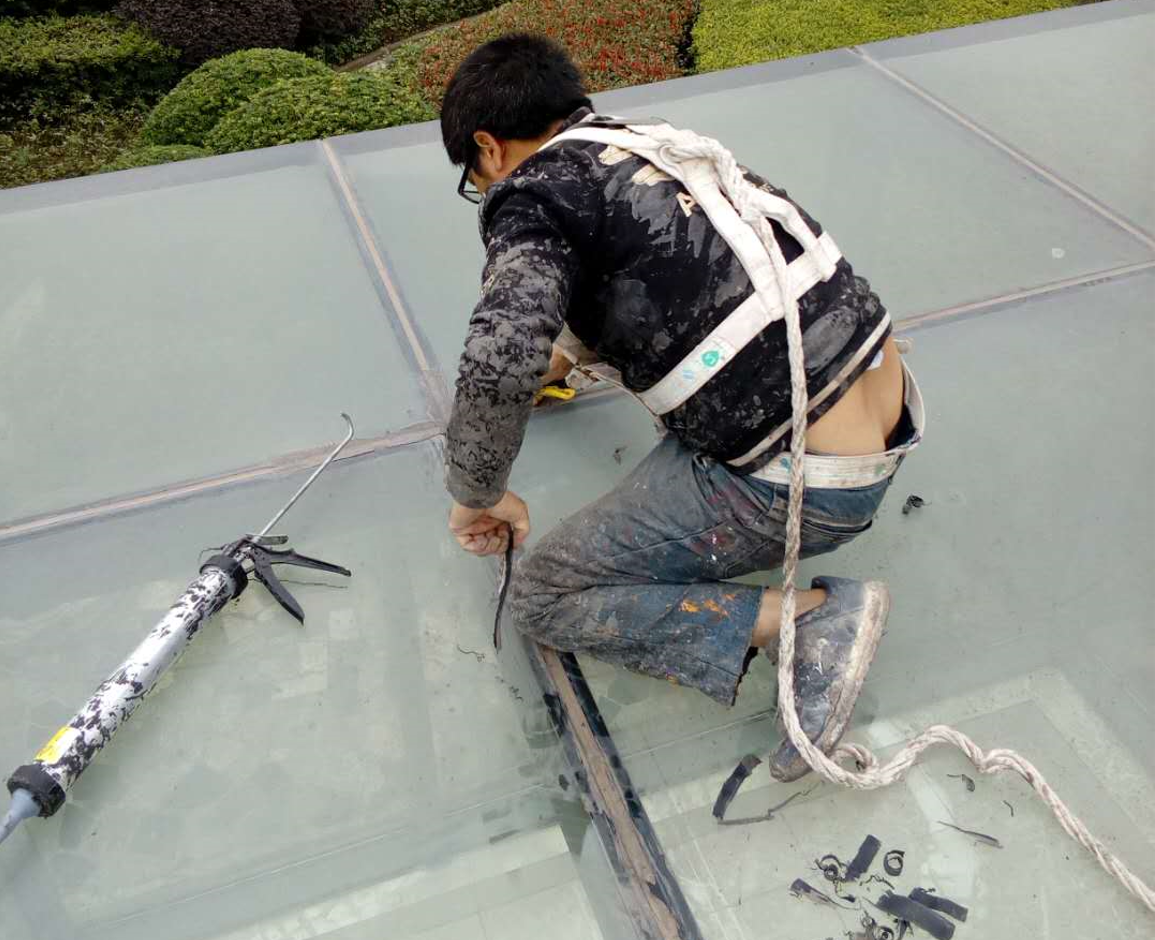 顶楼玻璃阳光棚打胶防水补漏